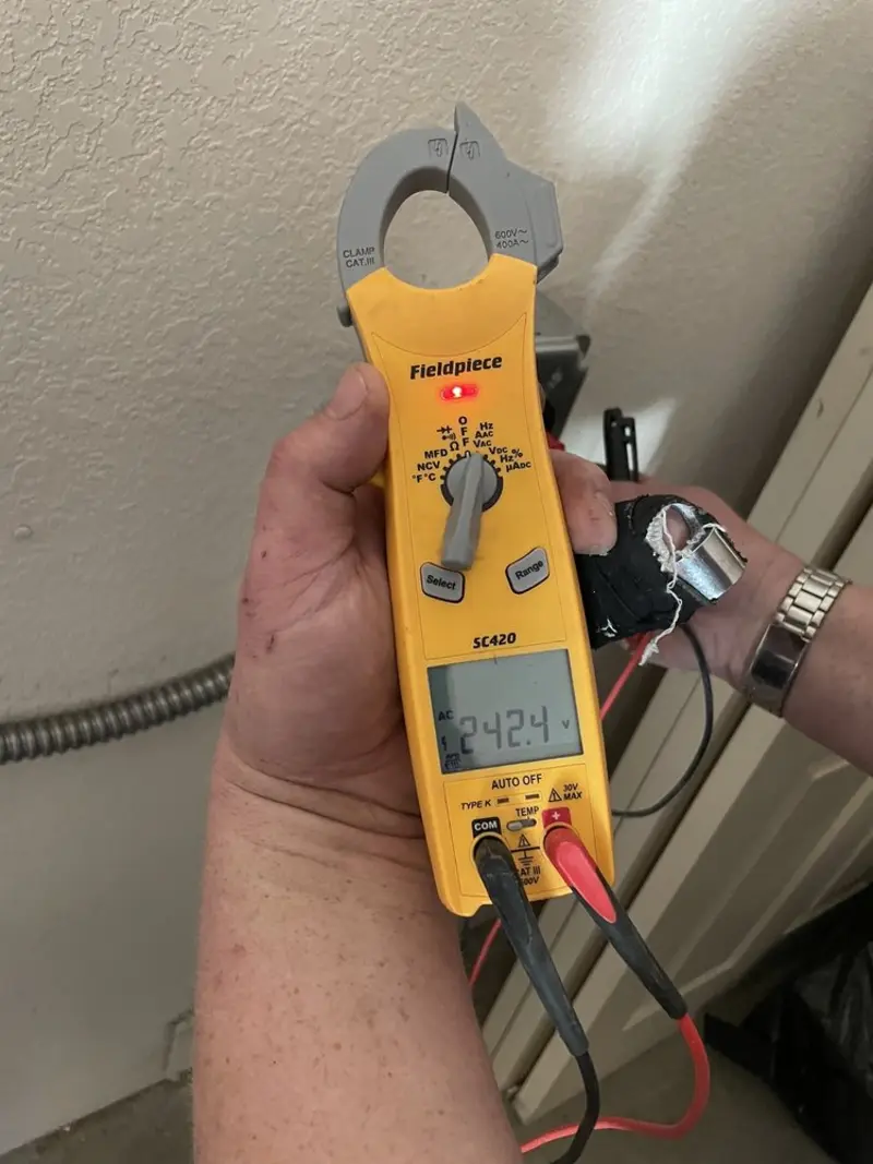 Voltage testing with clamp meter during Outlet Installation in Greenfield